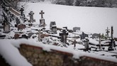 Badan prakiraan cuaca Meteo France memperingatkan bahwa suhu udara bisa terus mendingin pada Kamis ini (8/2), membekukan salju yang sudah menumpuk dan memperparah keadaan. (AFP Photo/Guillaume Souvant)
