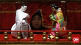 Uniknya, banyak anak muda yang terdiri dari mahasiswa dan pelaku seni yang menjadi bagian dari seni pertunjukan Wayang Potehi. Sehingga kemasan yang diberikan dalam melakoni Wayang Potehi menjadi lebih kekinian dengan cerita sejarah yang mudah dimengerti khalayak umum. (CNN Indonesia/Andry Novelino)