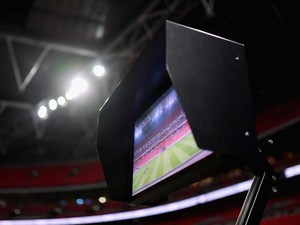 Protes VAR Berujung Lemparan Camilan Bikin Laga Dihentikan