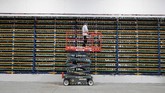 Blockchain Mining, perusahaan asal Israel baru-baru ini membeli solusi penambangan crytocurrency milik Kanada, Backbone Hosting Solution bernama Bitfarms. (dok. REUTERS/Christinne Muschi)
