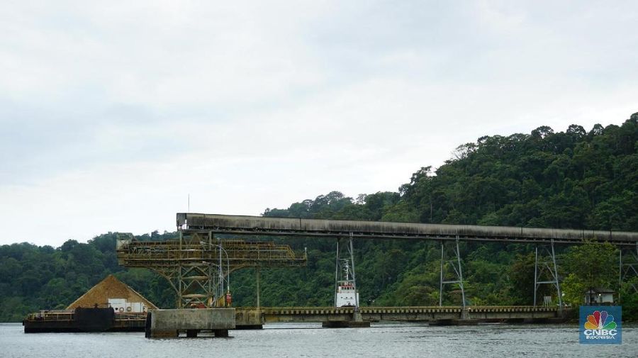 Ramainya aktivitas ekonomi di sekitar Nusa Kambangan membuat kengerian pulau itu sedikit berkurang.