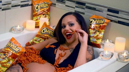 Pemotretan Kehamilan Paling Aneh, Wanita Ini Bermandi Cheetos Pemotretan Kehamilan Paling Aneh, Wanita Ini Bermandi Cheetos
