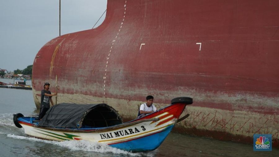 Ramainya aktivitas ekonomi di sekitar Nusa Kambangan membuat kengerian pulau itu sedikit berkurang.