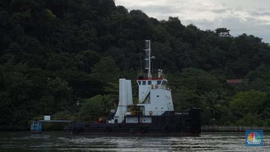 Ramainya aktivitas ekonomi di sekitar Nusa Kambangan membuat kengerian pulau itu sedikit berkurang.