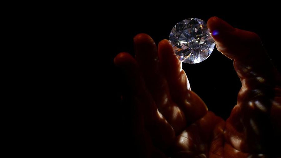 An assistant holds a 102.34 carat white diamond at Sotheby's auction house in London, Britain February 8, 2018. REUTERS/Hannah McKay     TPX IMAGES OF THE DAY