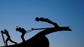 Bayangan patung yang menampilkan olahraga musim dingin yaitu cross-country, biathlon, dan lompat ski terlihat pada sore hari saat persiapan Olimpiade Musim Dingin 2018 di Pyeongchang, Korea Selatan. (REUTERS/ Kai Pfaffenbach)