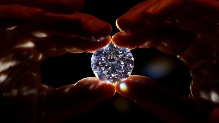 Ilustrasi Berlian An assistant holds a 102.34 carat white diamond at Sotheby's auction house in London, Britain February 8, 2018. REUTERS/Hannah McKay TPX IMAGES OF THE DAY