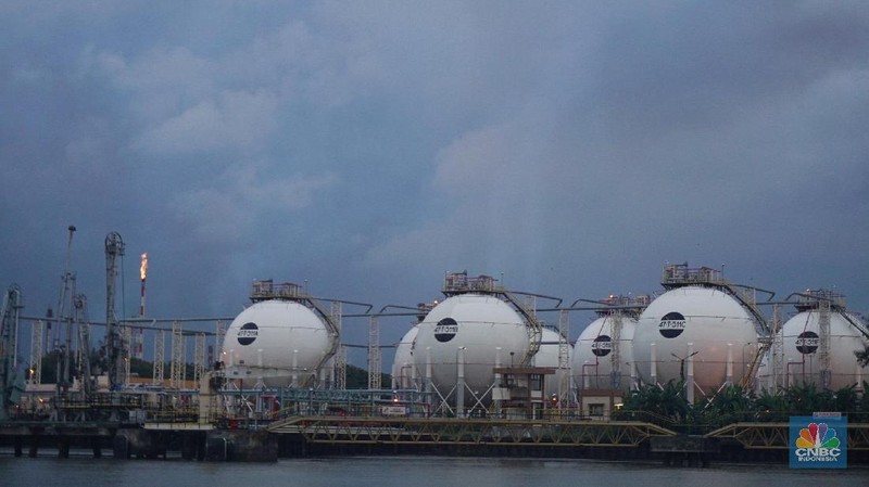 PT Pertamina Refinery Unit IV atau Kilang Cilacap, salah satu kilang minyak terbesar di Indonesia yang memproduksi BBM untuk 60% kebutuhan di Pulau Jawa.