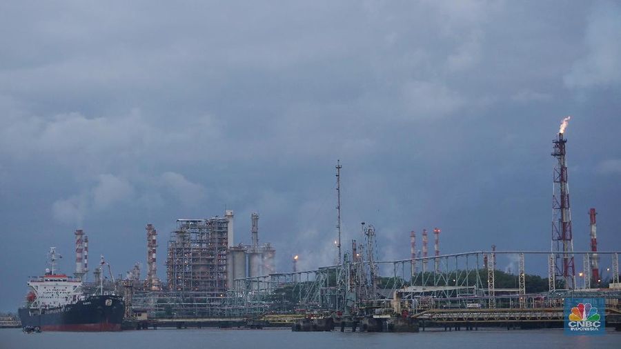 PT Pertamina Refinery Unit IV atau Kilang Cilacap, salah satu kilang minyak terbesar di Indonesia yang memproduksi BBM untuk 60% kebutuhan di Pulau Jawa.