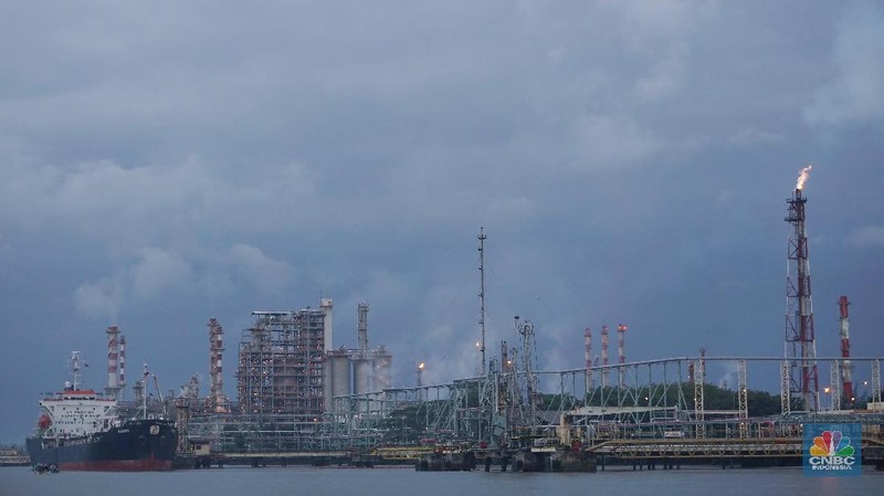 PT Pertamina Refinery Unit IV atau Kilang Cilacap, salah satu kilang minyak terbesar di Indonesia yang memproduksi BBM untuk 60% kebutuhan di Pulau Jawa.