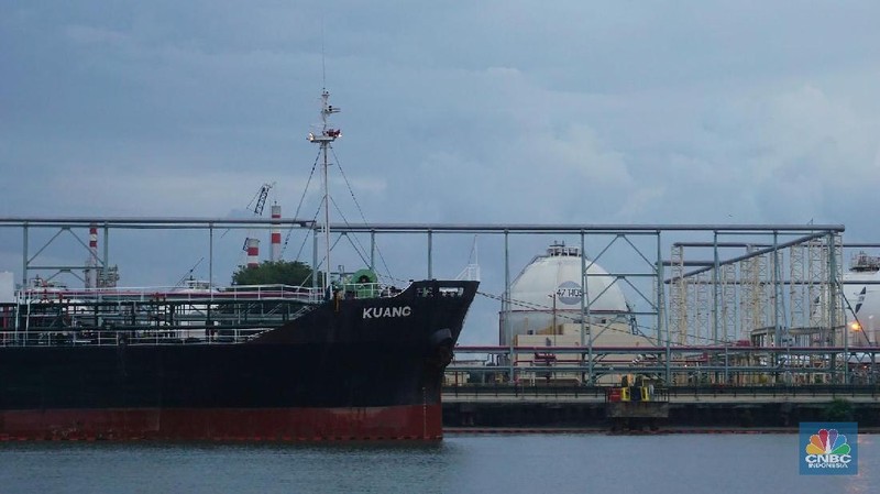 PT Pertamina Refinery Unit IV atau Kilang Cilacap, salah satu kilang minyak terbesar di Indonesia yang memproduksi BBM untuk 60% kebutuhan di Pulau Jawa.