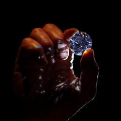 Bocah 7 Tahun Temukan Berlian 3 Karat Saat Rayakan Ultah