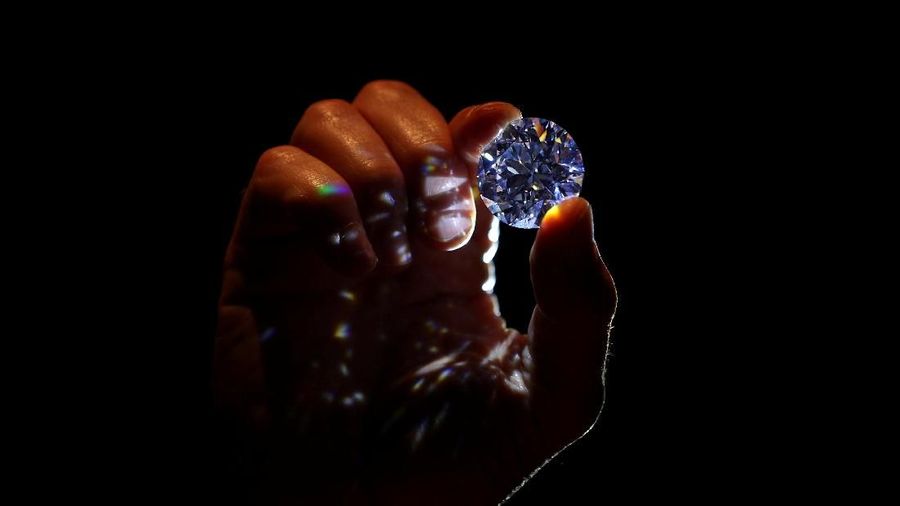 Berlian seukuran stroberi besar ini, diperkirakan akan mengambil harga rekor dunia di pasar lelang di Sotheby's di London bulan ini.