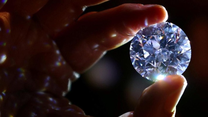 An assistant holds a 102.34 carat white diamond at Sotheby's auction house in London, Britain February 8, 2018. REUTERS/Hannah McKay     TPX IMAGES OF THE DAY