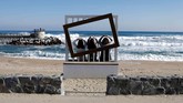 Seorang wanita berpose swafoto di pantai di kota Gangneung, Korea Selatan. (REUTERS/Lucy Nicholson)