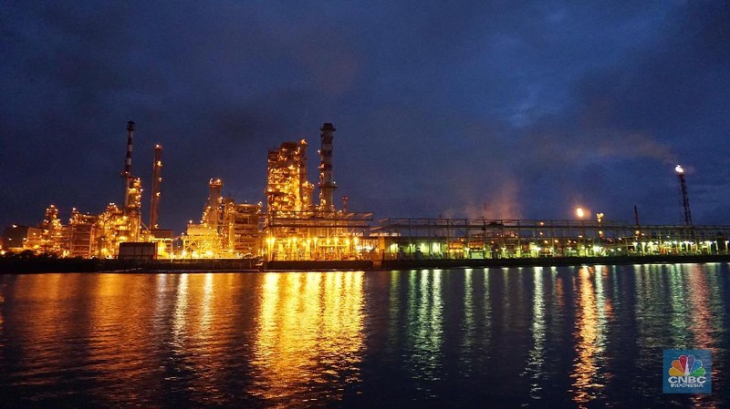 PT Pertamina Refinery Unit IV atau Kilang Cilacap, salah satu kilang minyak terbesar di Indonesia yang memproduksi BBM untuk 60% kebutuhan di Pulau Jawa.