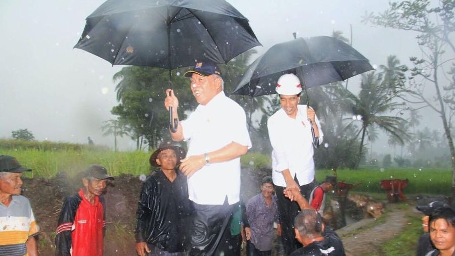 Program padat karya tunai kementerian PUPR terus bergulir, presiden Jokowi tinjau Irigasi kecil di tanah datar