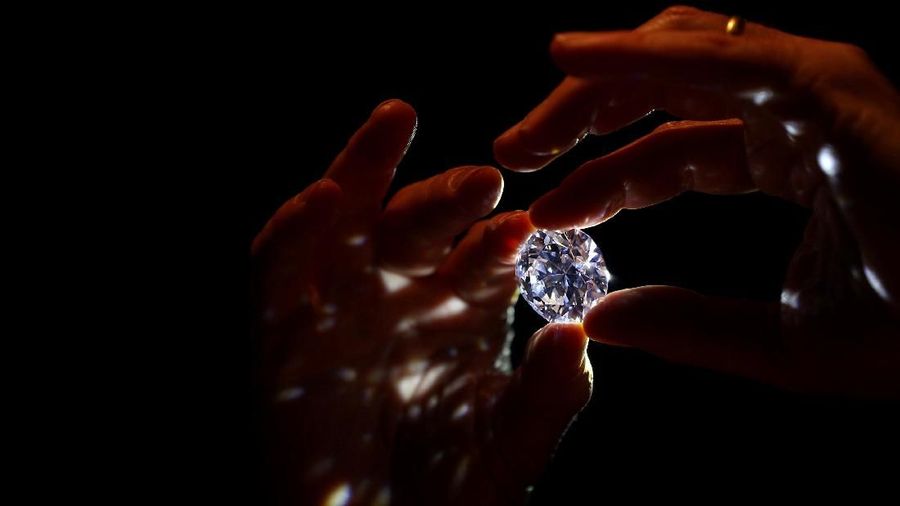 Berlian seukuran stroberi besar ini, diperkirakan akan mengambil harga rekor dunia di pasar lelang di Sotheby's di London bulan ini.