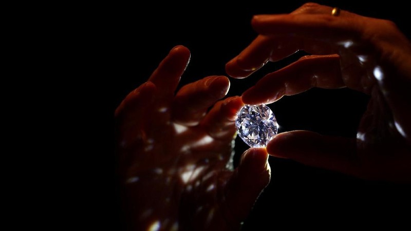 Berlian seukuran stroberi besar ini, diperkirakan akan mengambil harga rekor dunia di pasar lelang di Sotheby's di London bulan ini.