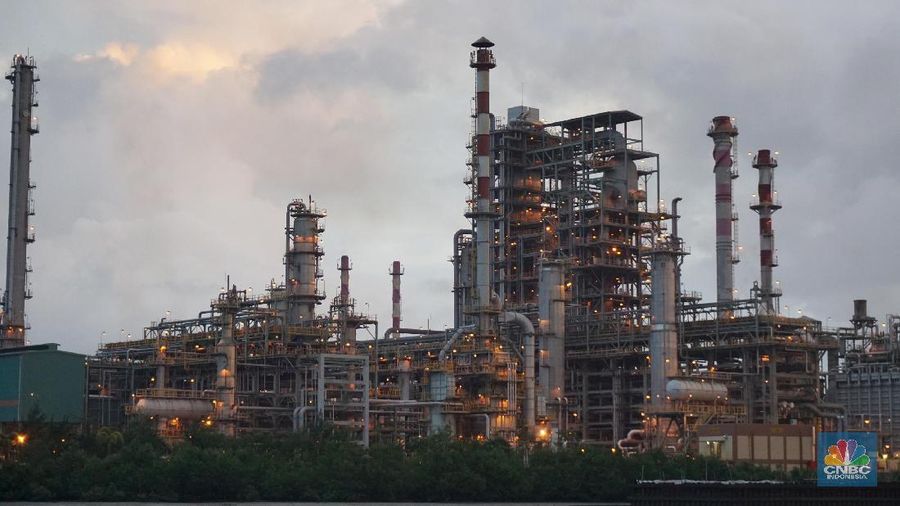 Mumpung harga minyak turun, Pertamina mengisi penuh tangki-tangki BBM yang ada saat ini