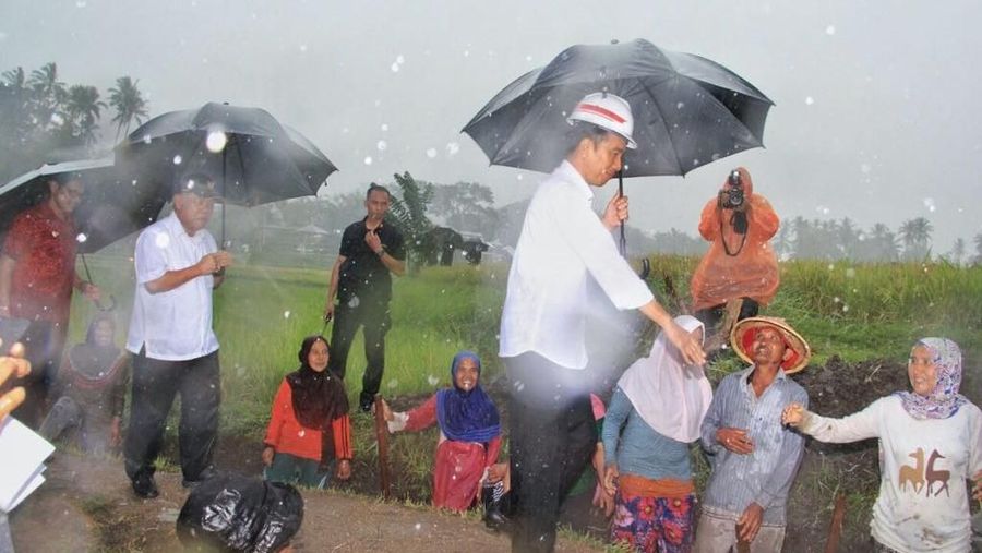 Program padat karya tunai kementerian PUPR terus bergulir, presiden Jokowi tinjau Irigasi kecil di tanah datar