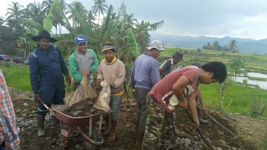 Program padat karya tunai kementerian PUPR terus bergulir, presiden Jokowi tinjau Irigasi kecil di tanah datar