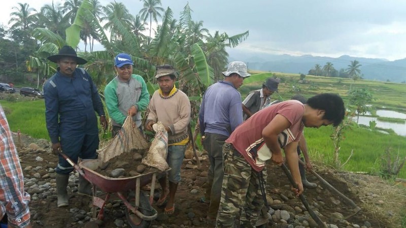 Program padat karya tunai kementerian PUPR terus bergulir, presiden Jokowi tinjau Irigasi kecil di tanah datar
