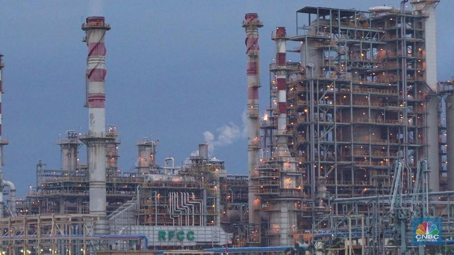 PT Pertamina Refinery Unit IV atau Kilang Cilacap, salah satu kilang minyak terbesar di Indonesia yang memproduksi BBM untuk 60% kebutuhan di Pulau Jawa.
