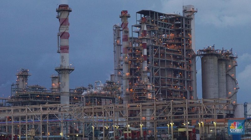 PT Pertamina Refinery Unit IV atau Kilang Cilacap, salah satu kilang minyak terbesar di Indonesia yang memproduksi BBM untuk 60% kebutuhan di Pulau Jawa.