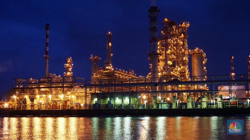 PT Pertamina Refinery Unit IV atau Kilang Cilacap, salah satu kilang minyak terbesar di Indonesia yang memproduksi BBM untuk 60% kebutuhan di Pulau Jawa.