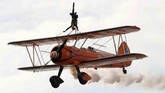 Pesawat Aerosuperbatics Wingwalkers tampil di awal Festival Balon Udara Internasional ke-22 di Pampanga, Filipina. (REUTERS/Erik De Castro)
