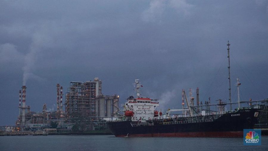 PT Pertamina Refinery Unit IV atau Kilang Cilacap, salah satu kilang minyak terbesar di Indonesia yang memproduksi BBM untuk 60% kebutuhan di Pulau Jawa.