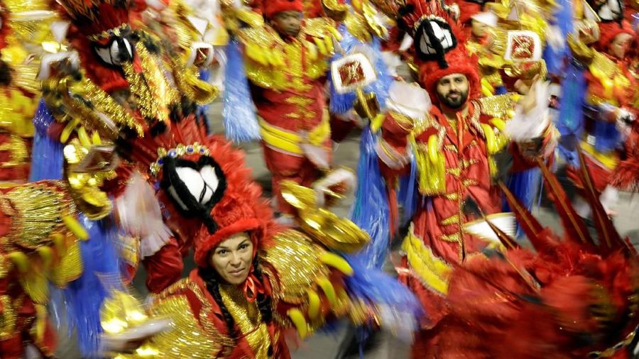 Meriahnya Karnaval di Anhembi Sambadrome, Sao Paulo yang diikuti oleh sekolah samba dan masyarakat lokal di Brazil.
