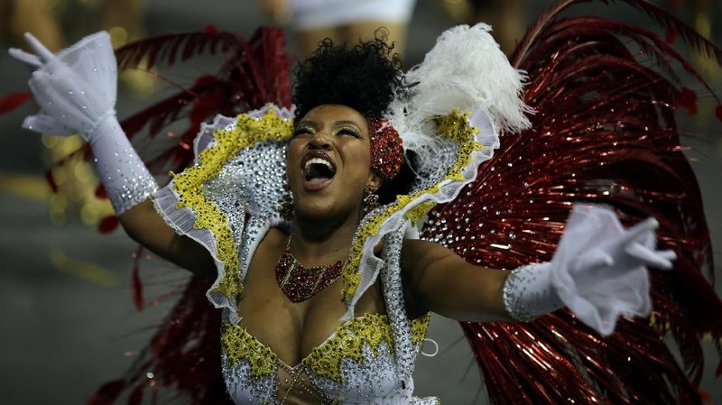 Meriahnya Karnaval di Anhembi Sambadrome, Sao Paulo yang diikuti oleh sekolah samba dan masyarakat lokal di Brazil.