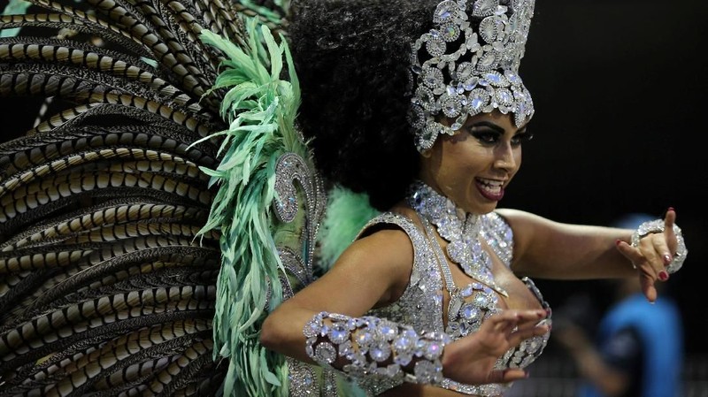 Meriahnya Karnaval di Anhembi Sambadrome, Sao Paulo yang diikuti oleh sekolah samba dan masyarakat lokal di Brazil.