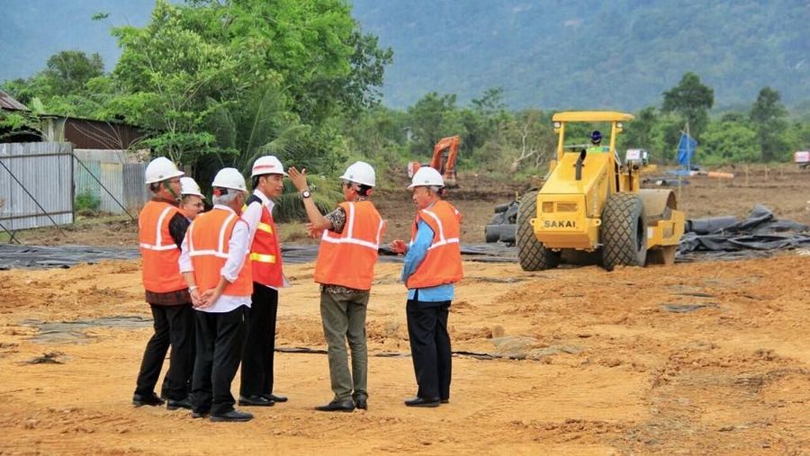 Pembangunan Jalan Tol Padang - Pekanbaru sepanjang 244 km dimulai dan ditargetkan akan selesai tahun 2023. Dimulainya pembangunan jalan tol pertama di Sumatera Barat ini ditandai dengan pencanangan dimulainya konstruksi Seksi I ruas Padang - Sicincin sepanjang 28 km oleh Presiden Joko Widodo, di Kota Padang, Sumatera Barat. (foto : Biro Komunikasi Publik Kementerian PUPR)