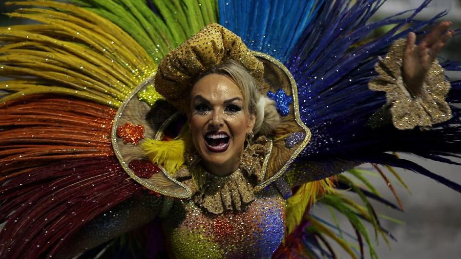 Meriahnya Karnaval di Anhembi Sambadrome, Sao Paulo yang diikuti oleh sekolah samba dan masyarakat lokal di Brazil.