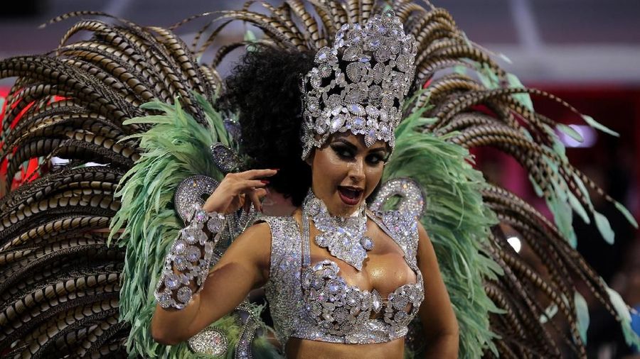 Meriahnya Karnaval di Anhembi Sambadrome, Sao Paulo yang diikuti oleh sekolah samba dan masyarakat lokal di Brazil.