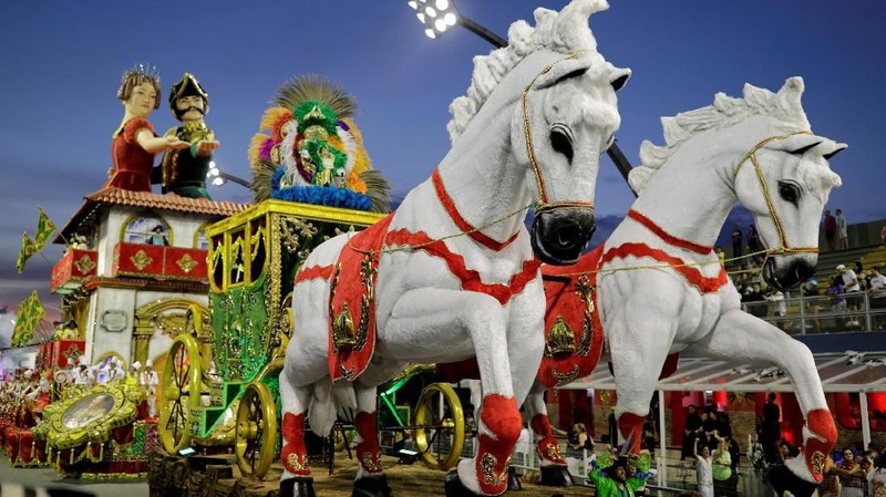 Meriahnya Karnaval di Anhembi Sambadrome, Sao Paulo yang diikuti oleh sekolah samba dan masyarakat lokal di Brazil.