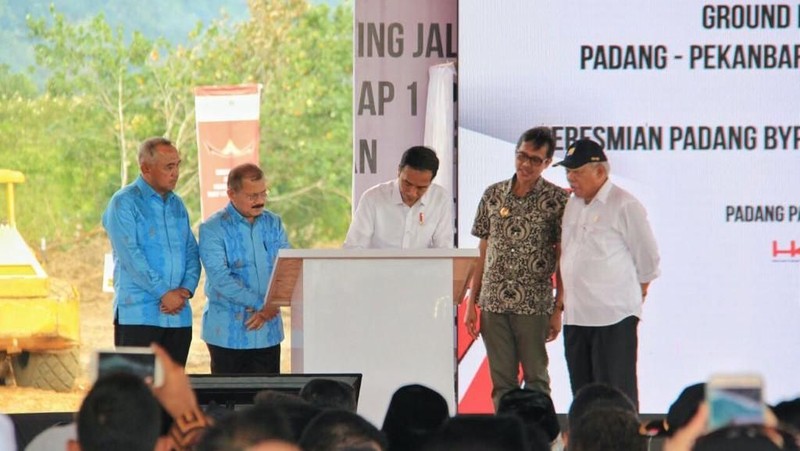 Pembangunan Jalan Tol Padang - Pekanbaru sepanjang 244 km ditargetkan selesai tahun 2023.