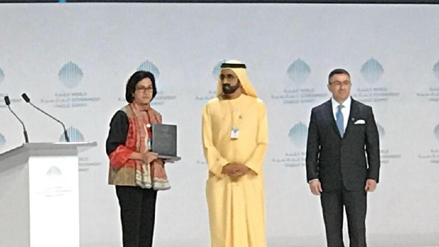 Penghargaan tersebut diserahkan oleh pemimpin Dubai, Sheikh Mohammad bin Rashid Al Maktoum.