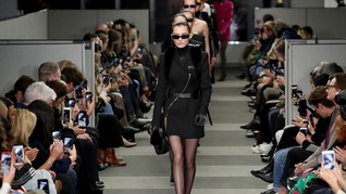 FOTO: Wanita Kantoran VS Matrix ala Alexander Wang