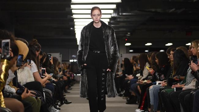 'Ngemil' Sambil Berlenggok di Panggung New York Fashion Week