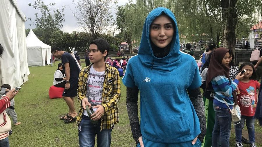 Wanita berusia 31 tahun ini pun sudah mulai mengumpulkan beberapa koleksi busana tertutup hingga hijab berbagai gaya.