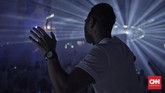 Salah satu penonton sedang berjoget menikmati dentuman musik EDM pada festival musik ‘Sensation Jakarta 2018’ yang digelar di ICE BSD City, Pademangan, Tangerang, Sabtu, 10 Februari 2018. CNN Indonesia/Bisma Septalisma