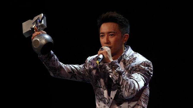 Hangeng Eks 'Super Junior' Pamer Kencani Aktris Celina Jade