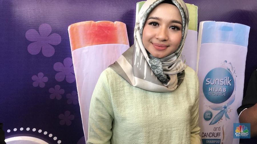 Personil kelompok vokal BBB ini, mengusung brand L by LCB untuk hijab berkualitas premium.