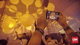 Salah satu penonton sedang mengabadikan festival musik EDM ‘Sensation Jakarta 2018’ yang digelar di ICE BSD City, Pademangan, Tangerang, Sabtu, 10 Februari 2018. CNN Indonesia/Bisma Septalisma