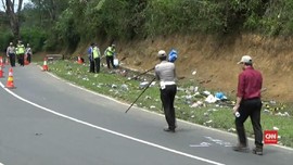VIDEO: Olah TKP Kecelakaan Bus di Tanjakan Emen