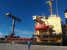 Surplus Perdagangan China Turun Tajam di April